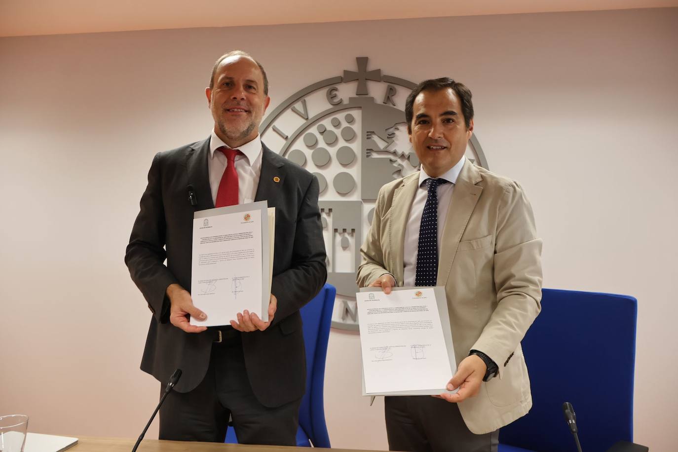 El rector de la UJA, Nicolás Ruiz, y el consejero de Justicia, José Antonio Nieto.