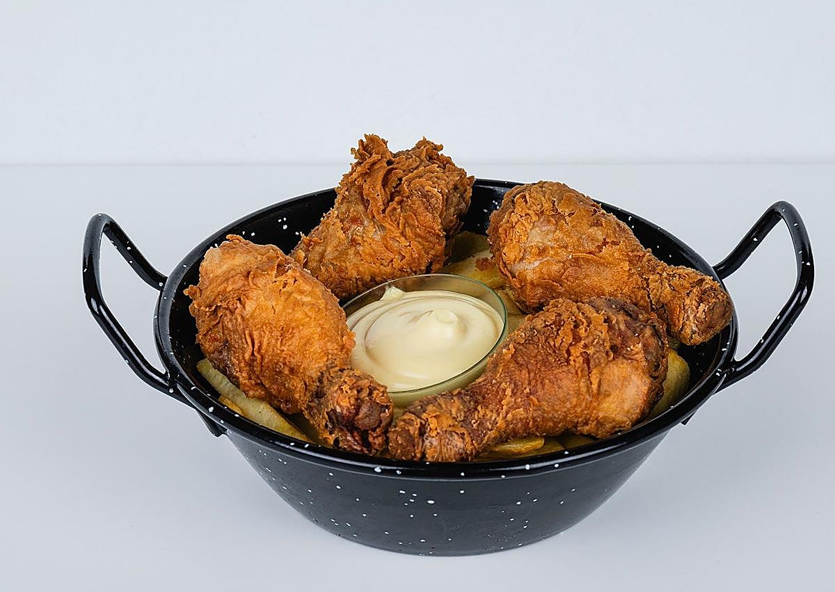 Imagen secundaria 1 - El bar de Granada que arrasa con sus tapas y raciones «gigantes»