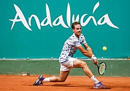 Roberto Carballés devulve la bola con un revés a dos manos en Sevilla.