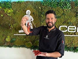 Borja Garrido mostrando una gamba roja de Garrucha.