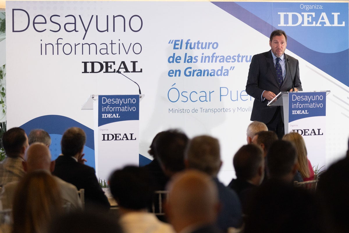 Las imágenes del desayuno informativo de IDEAL con Óscar Puente
