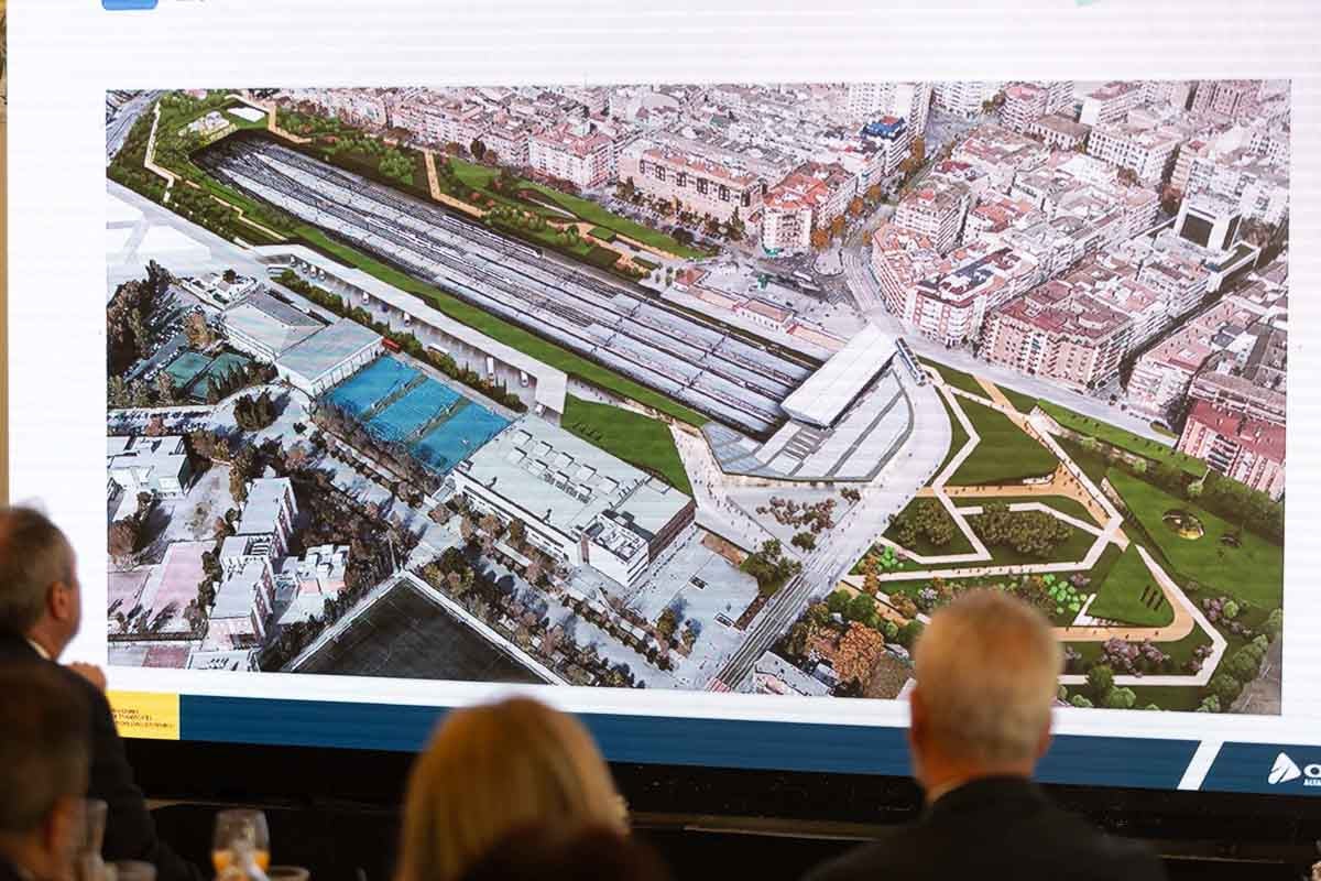 Las imágenes del desayuno informativo de IDEAL con Óscar Puente