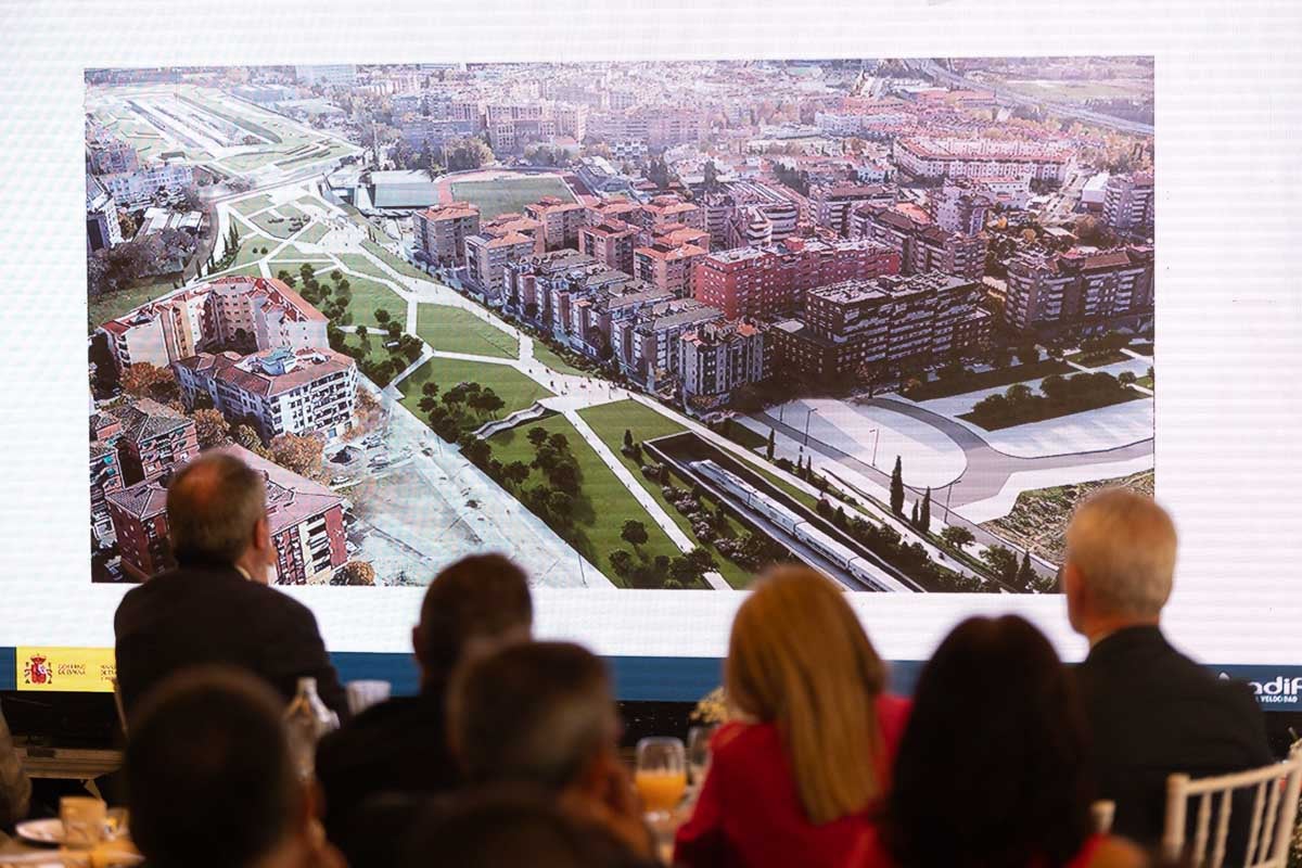 Las imágenes del desayuno informativo de IDEAL con Óscar Puente