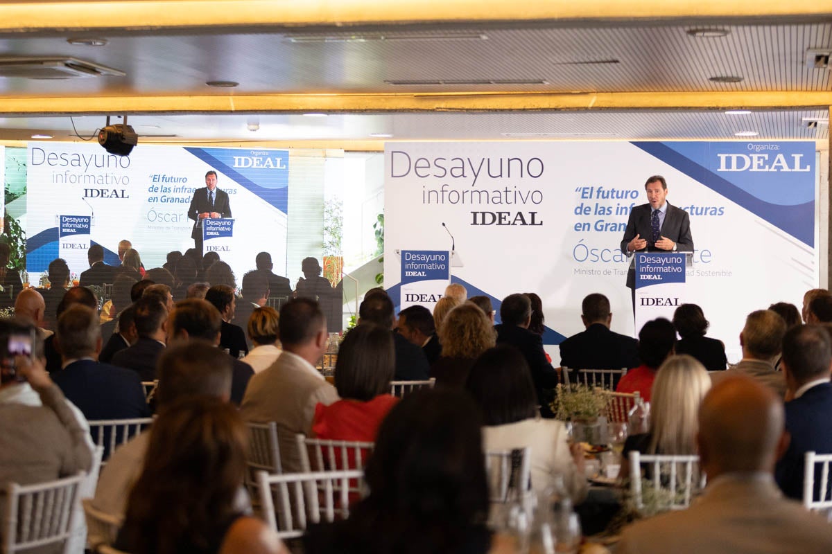 Las imágenes del desayuno informativo de IDEAL con Óscar Puente