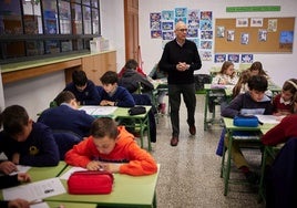 Un maestro imparte clase a sus alumnos.