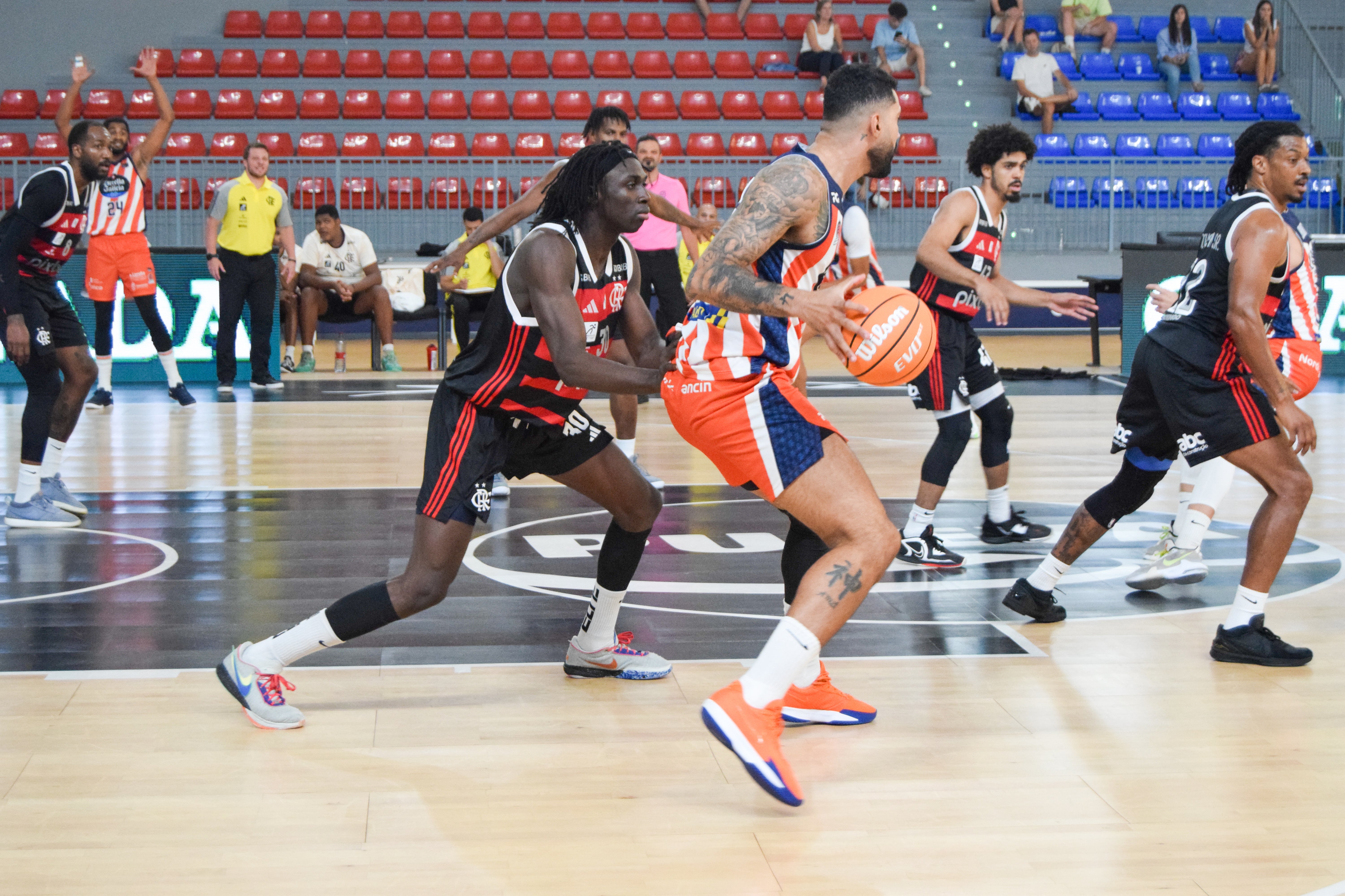 Lance del partido entre Leyma Coruña y Flamengo.