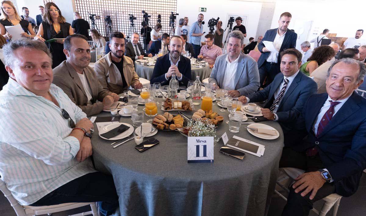 Las imágenes del desayuno informativo de IDEAL con Óscar Puente