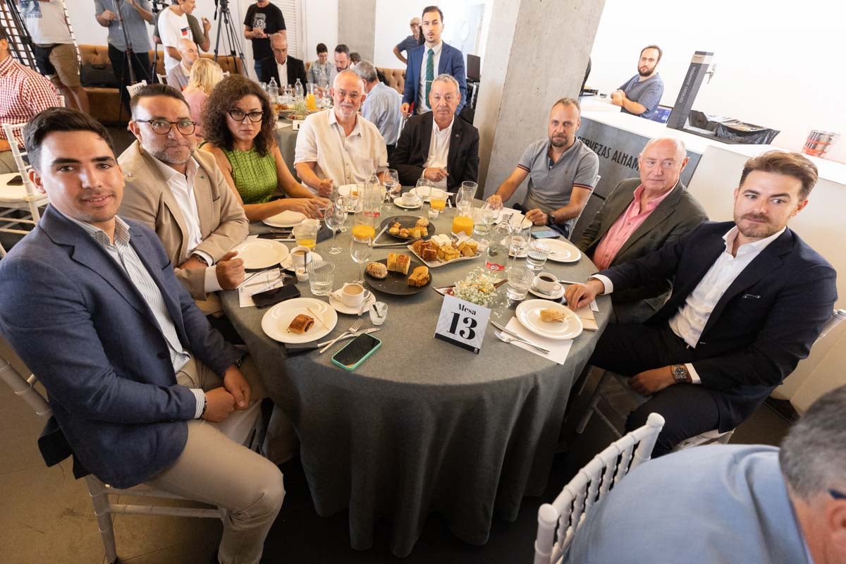 Las imágenes del desayuno informativo de IDEAL con Óscar Puente