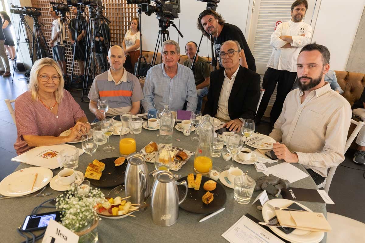 Las imágenes del desayuno informativo de IDEAL con Óscar Puente