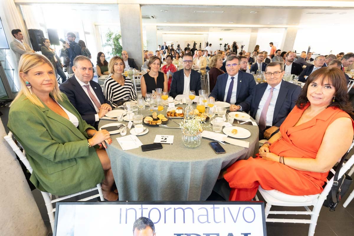 Las imágenes del desayuno informativo de IDEAL con Óscar Puente