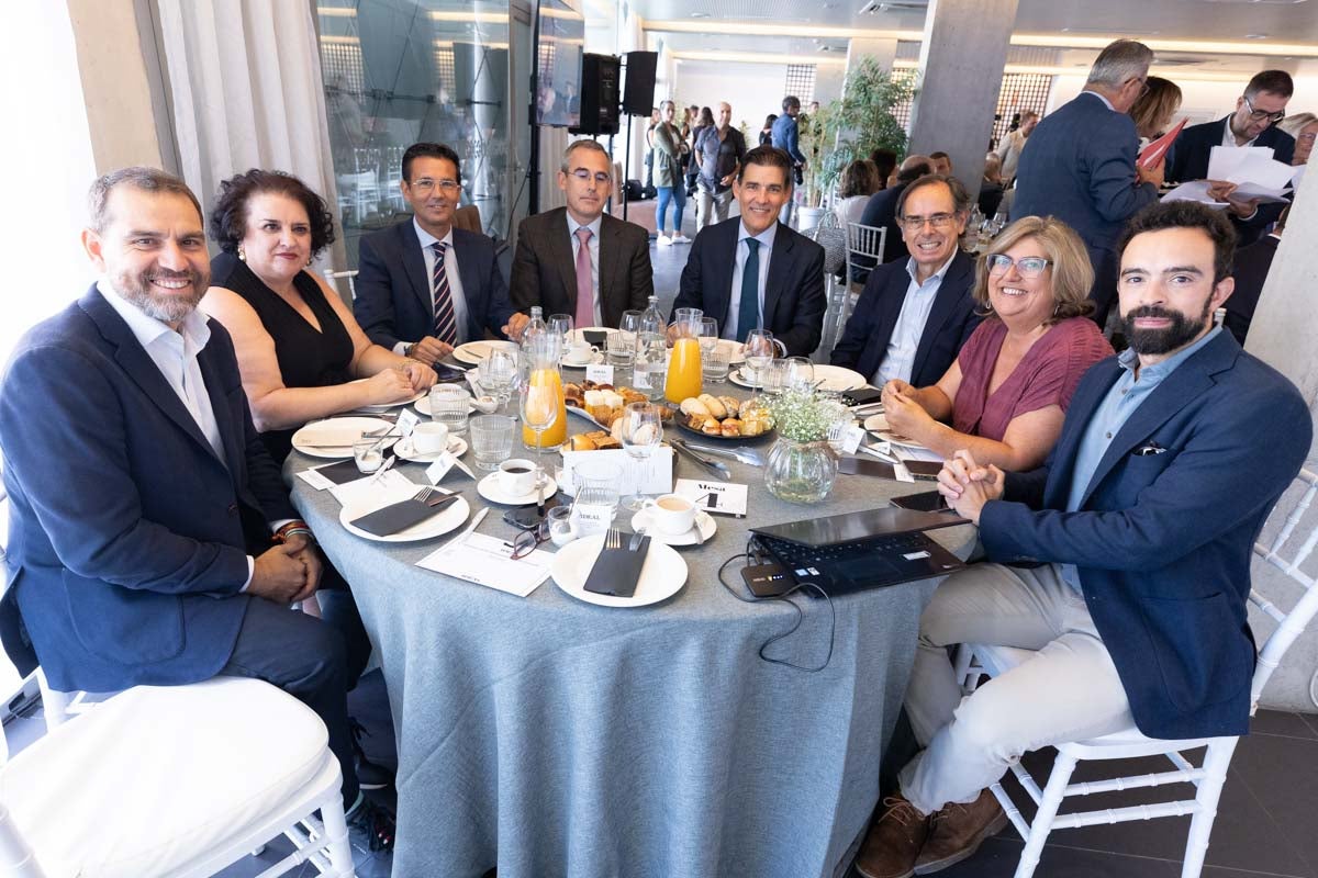 Las imágenes del desayuno informativo de IDEAL con Óscar Puente