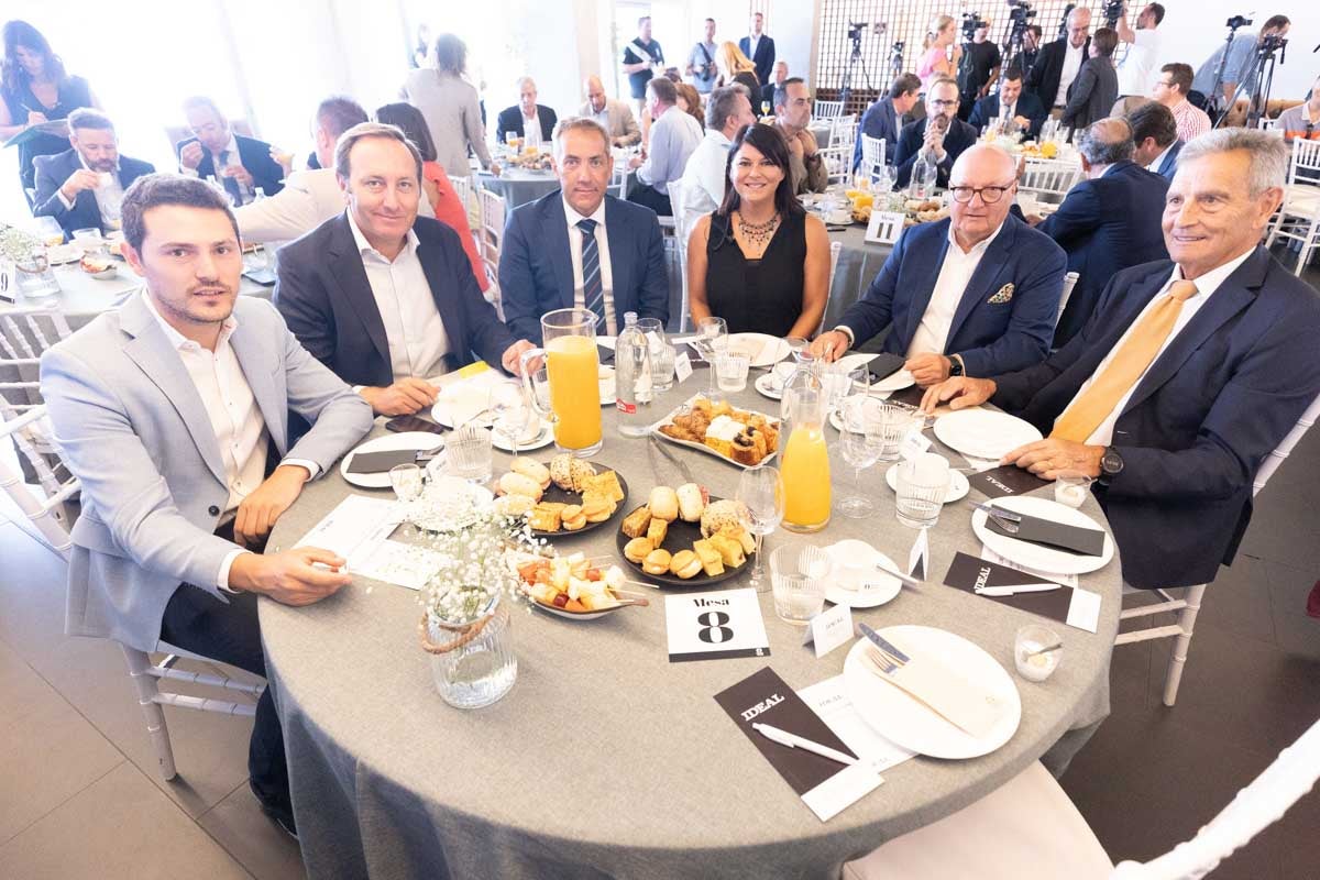 Las imágenes del desayuno informativo de IDEAL con Óscar Puente