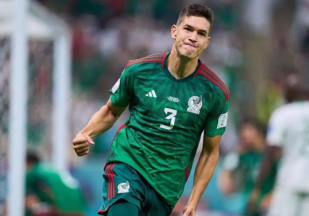César Montes celebra un gol con la selección tricolor.