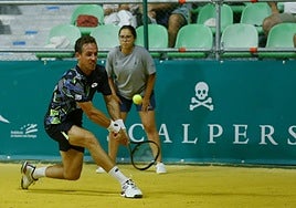 Roberto Carballés, en un revés.