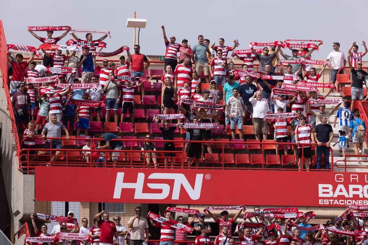 Encuéntrate en la grada de Los Cármenes en el Granada - Deportivo