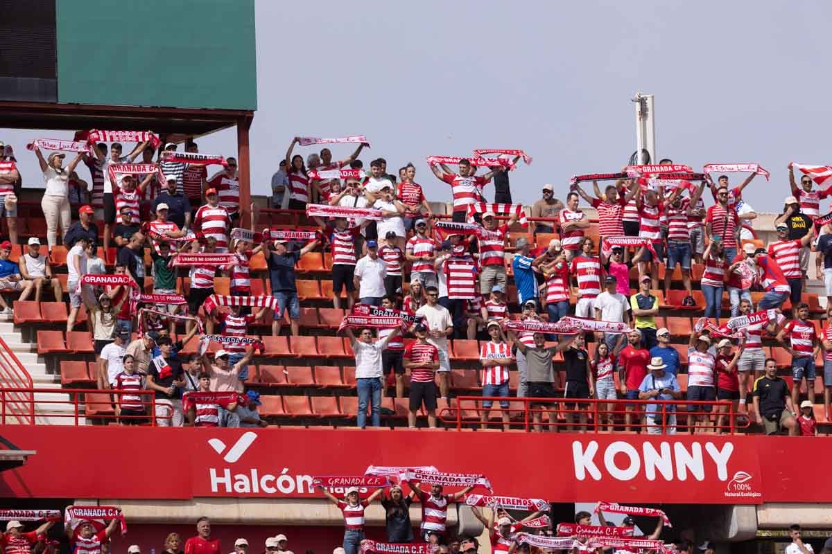Encuéntrate en la grada de Los Cármenes en el Granada - Deportivo