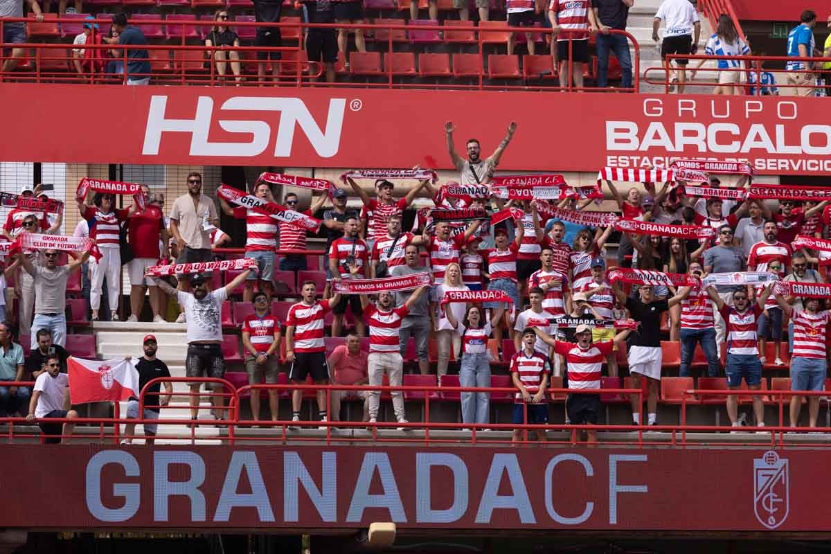 Encuéntrate en la grada de Los Cármenes en el Granada - Deportivo