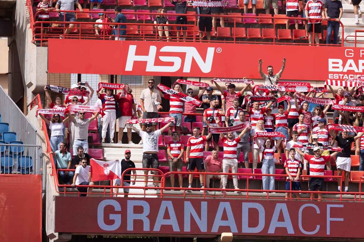 Encuéntrate en la grada de Los Cármenes en el Granada - Deportivo