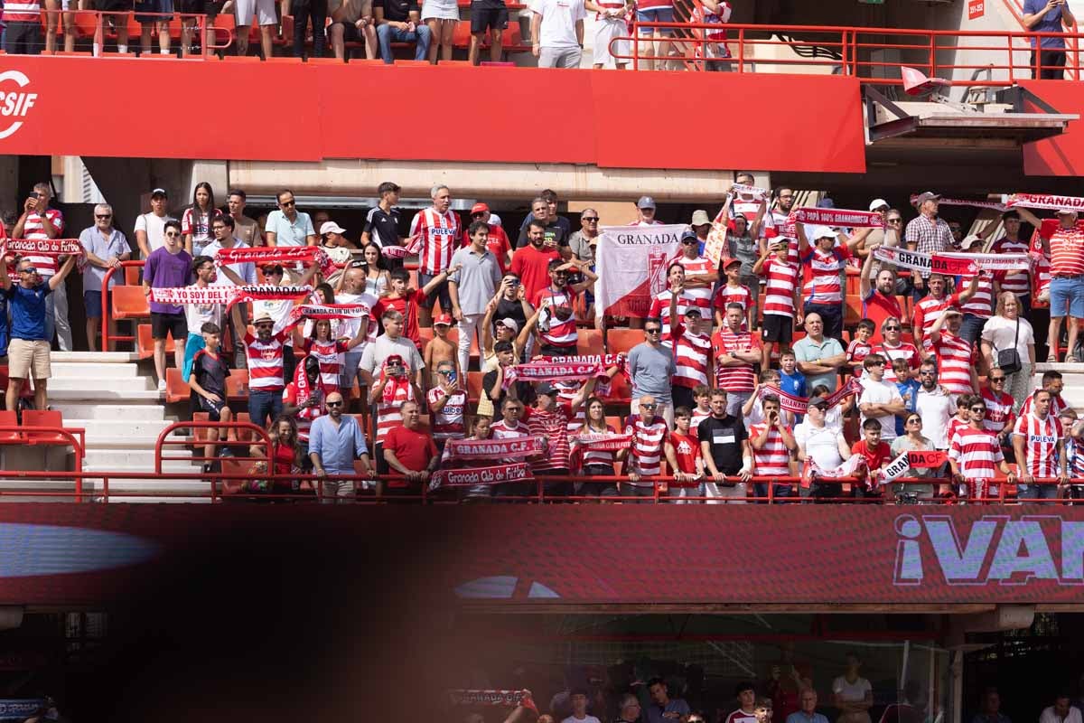 Encuéntrate en la grada de Los Cármenes en el Granada - Deportivo