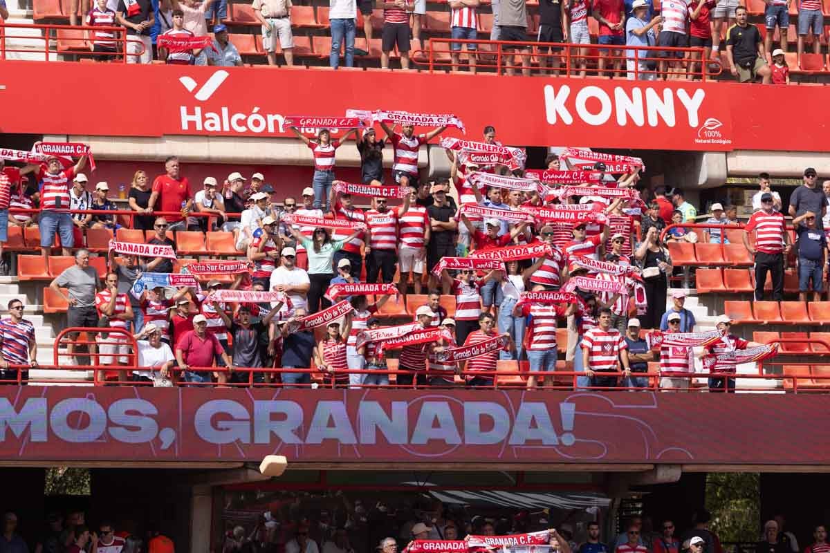Encuéntrate en la grada de Los Cármenes en el Granada - Deportivo