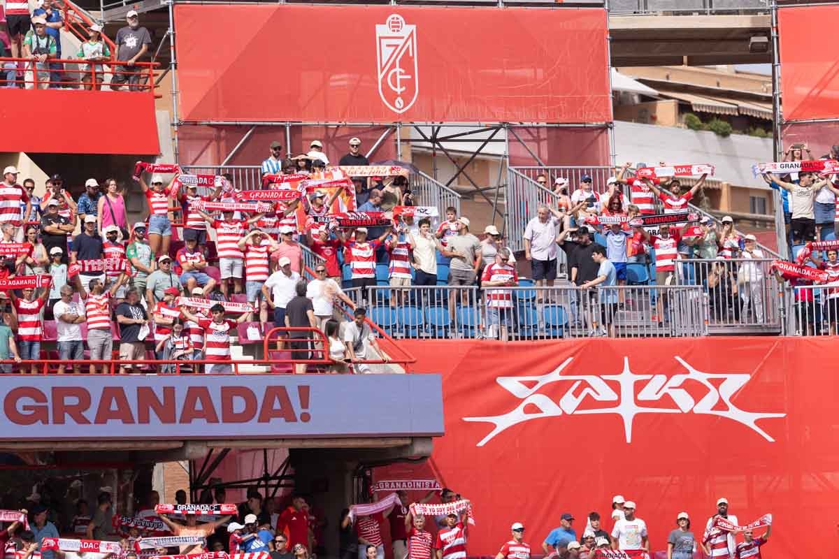 Encuéntrate en la grada de Los Cármenes en el Granada - Deportivo