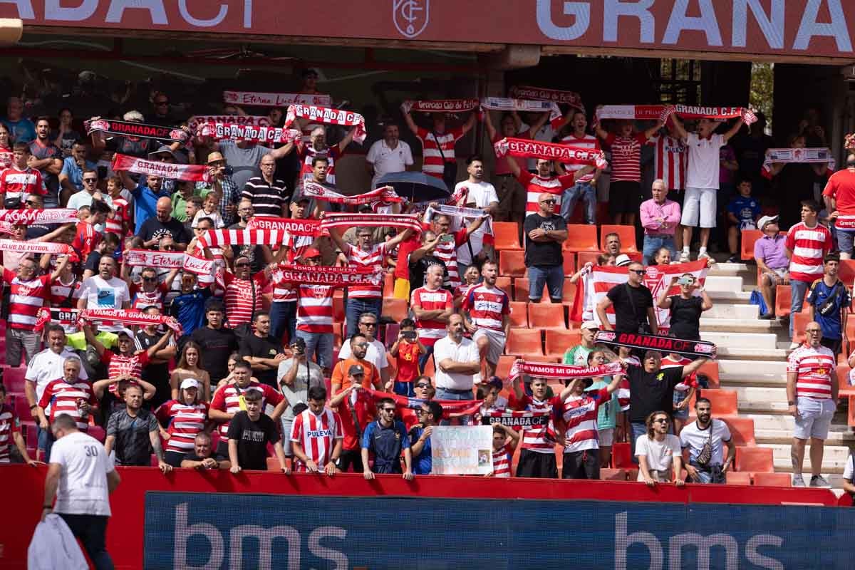 Encuéntrate en la grada de Los Cármenes en el Granada - Deportivo