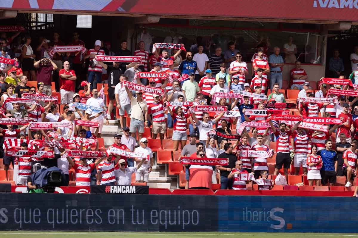 Encuéntrate en la grada de Los Cármenes en el Granada - Deportivo