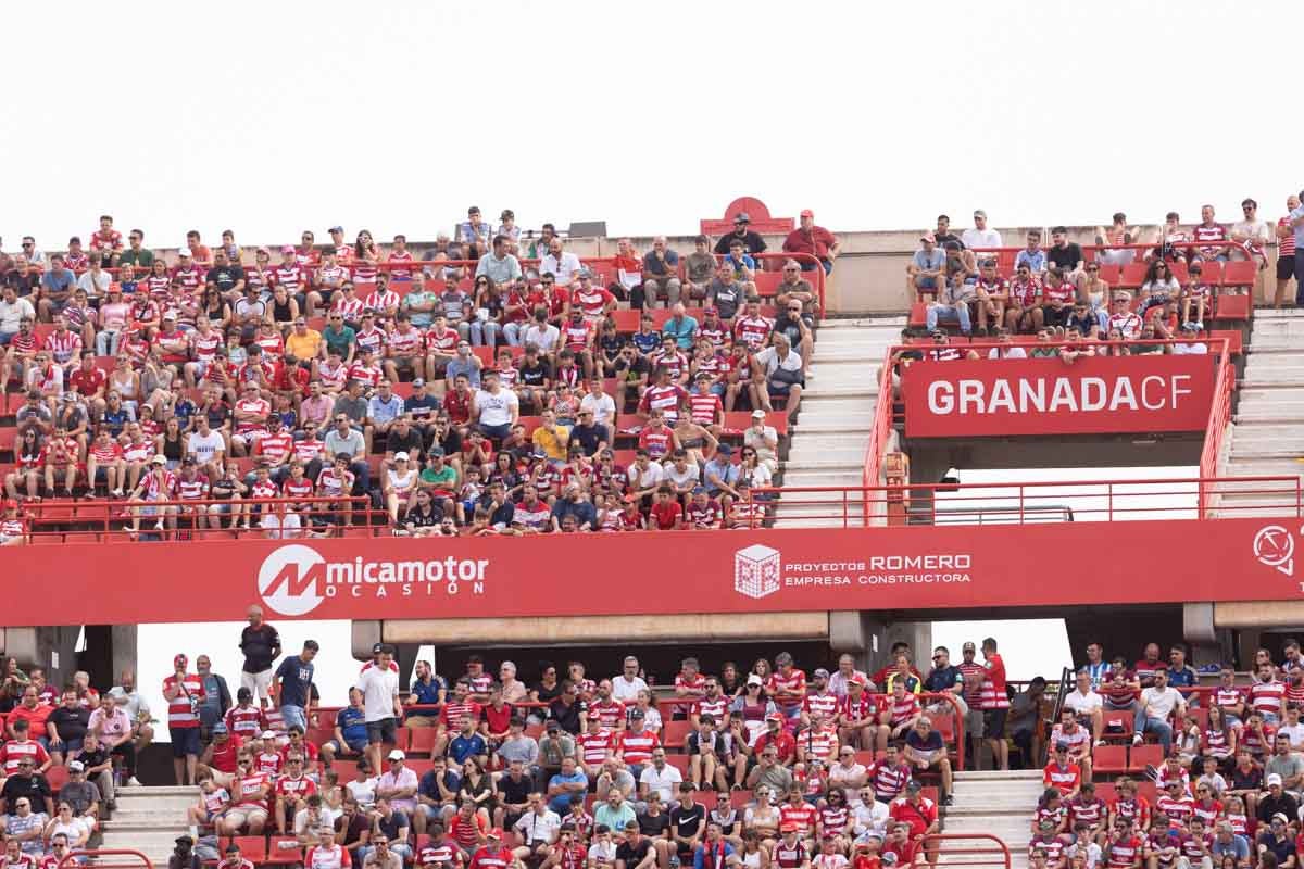 Encuéntrate en la grada de Los Cármenes en el Granada - Deportivo
