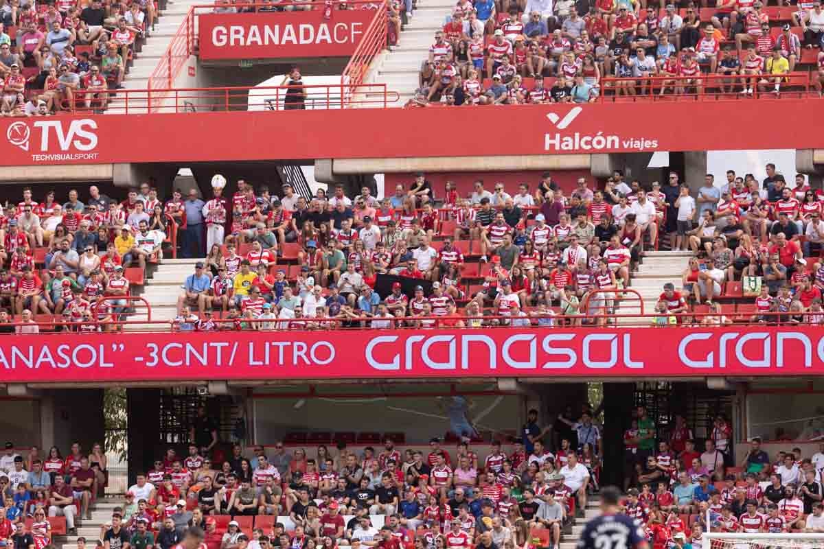 Encuéntrate en la grada de Los Cármenes en el Granada - Deportivo