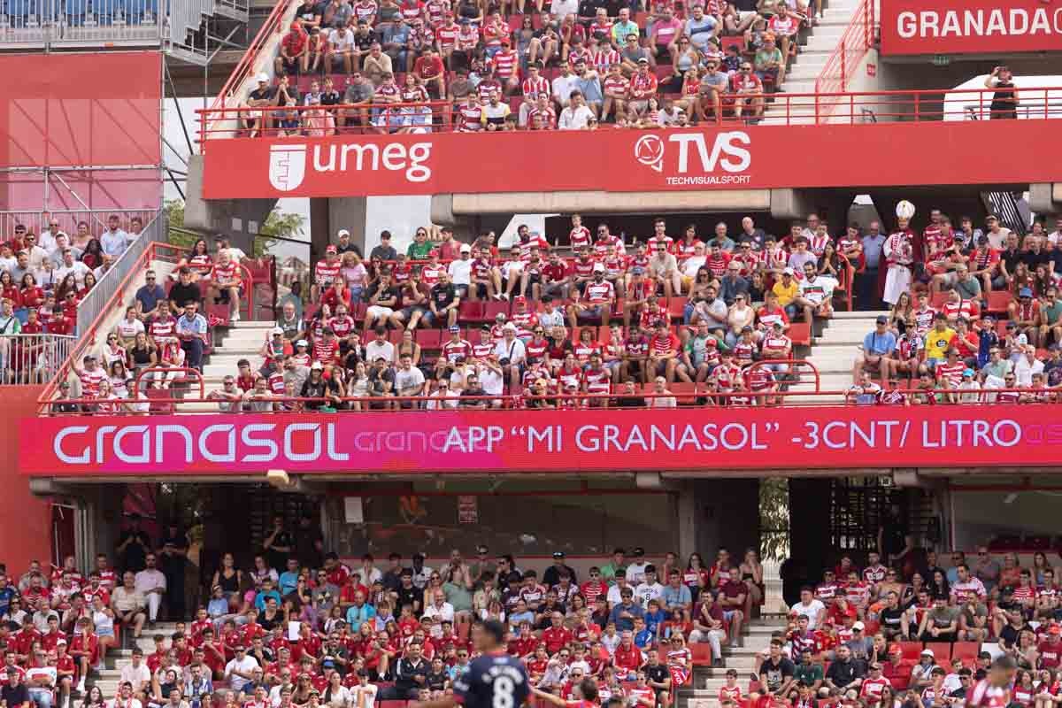 Encuéntrate en la grada de Los Cármenes en el Granada - Deportivo
