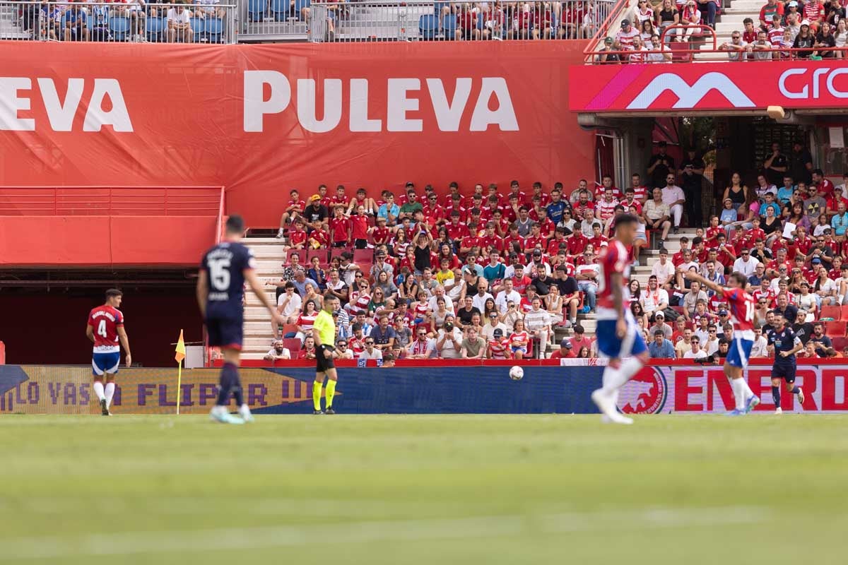 Encuéntrate en la grada de Los Cármenes en el Granada - Deportivo