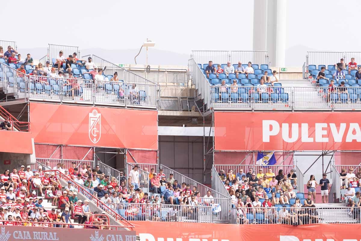 Encuéntrate en la grada de Los Cármenes en el Granada - Deportivo