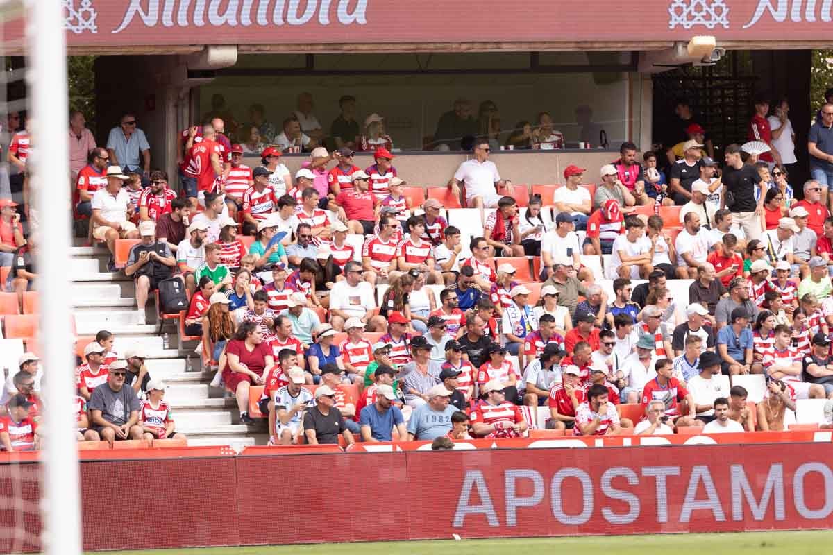 Encuéntrate en la grada de Los Cármenes en el Granada - Deportivo