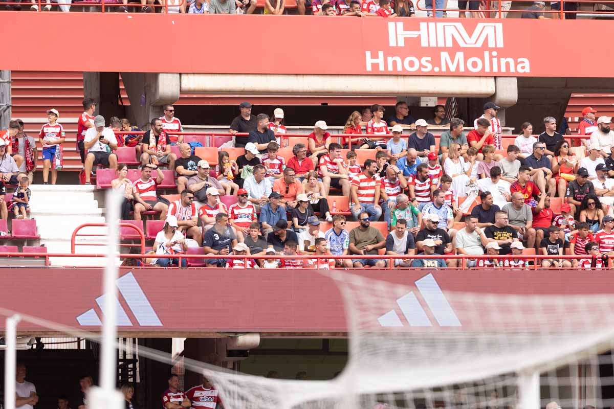 Encuéntrate en la grada de Los Cármenes en el Granada - Deportivo