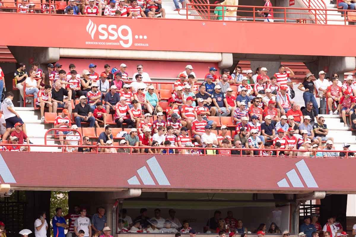 Encuéntrate en la grada de Los Cármenes en el Granada - Deportivo