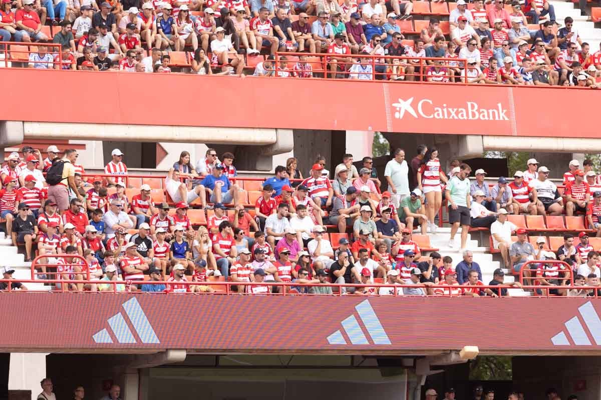 Encuéntrate en la grada de Los Cármenes en el Granada - Deportivo