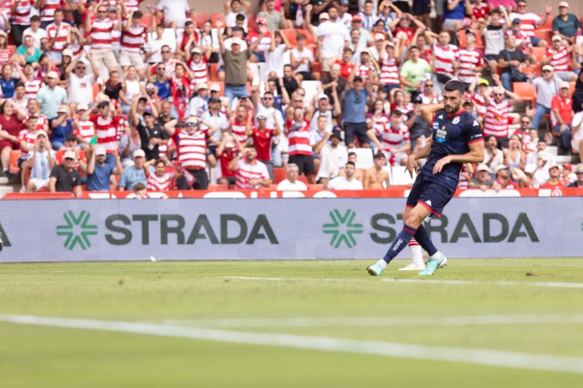 Encuéntrate en la grada de Los Cármenes en el Granada - Deportivo