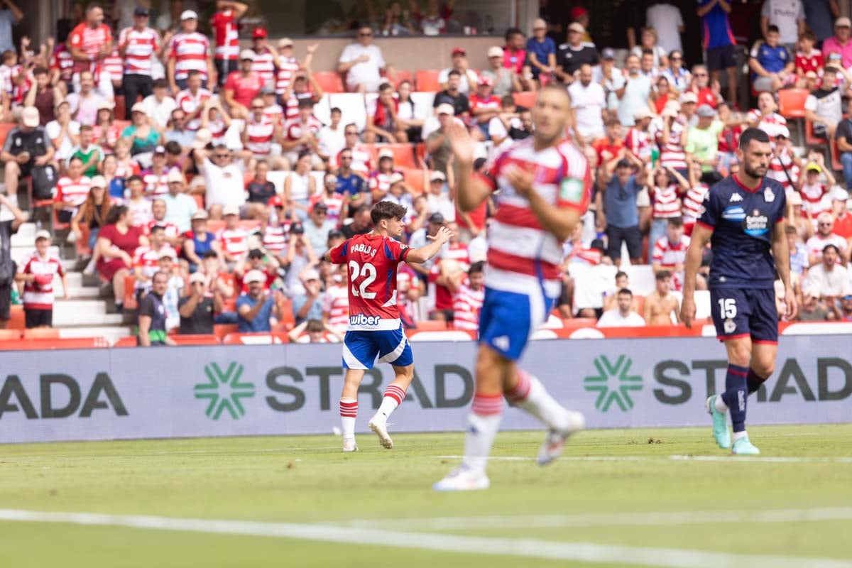 Encuéntrate en la grada de Los Cármenes en el Granada - Deportivo
