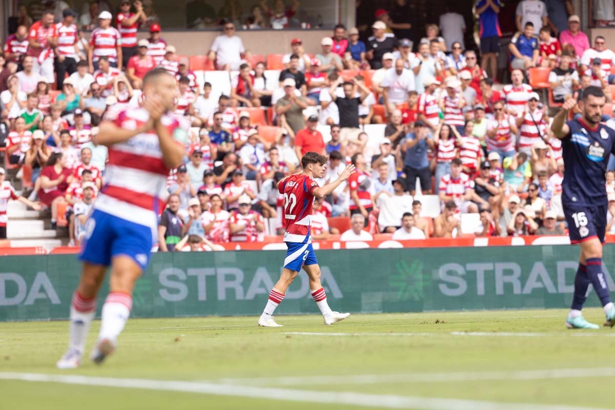 Encuéntrate en la grada de Los Cármenes en el Granada - Deportivo