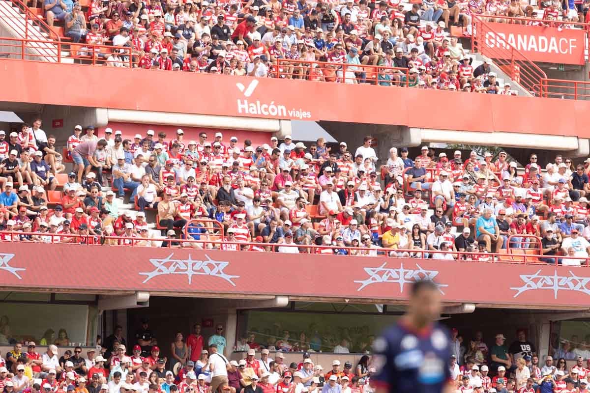 Encuéntrate en la grada de Los Cármenes en el Granada - Deportivo