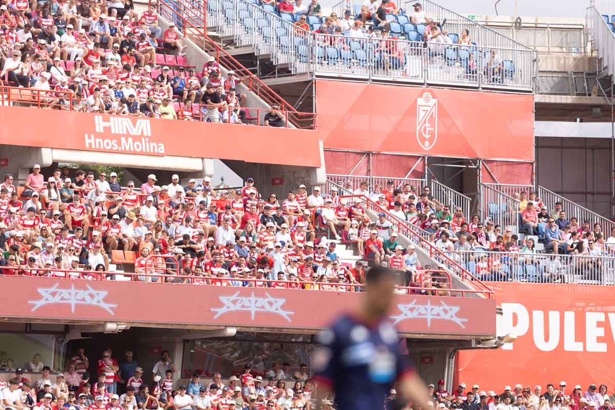 Encuéntrate en la grada de Los Cármenes en el Granada - Deportivo