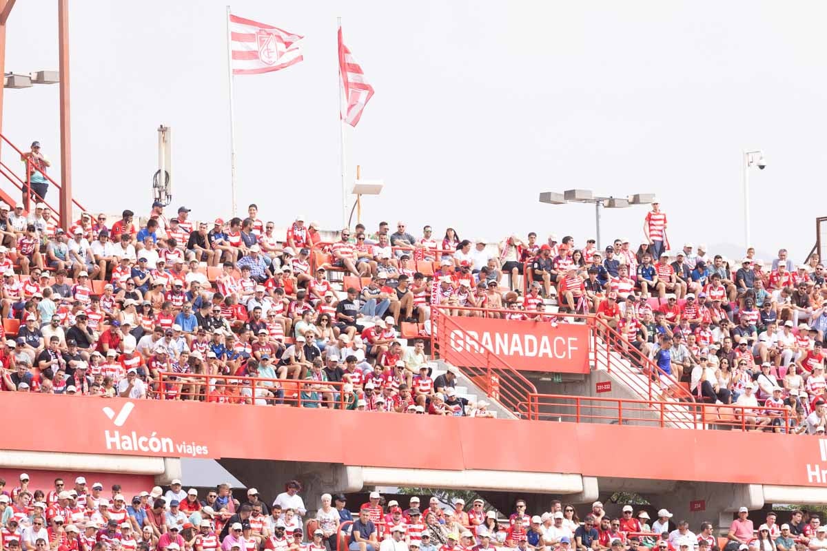 Encuéntrate en la grada de Los Cármenes en el Granada - Deportivo