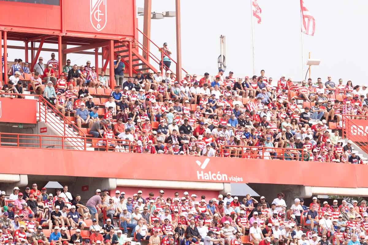 Encuéntrate en la grada de Los Cármenes en el Granada - Deportivo
