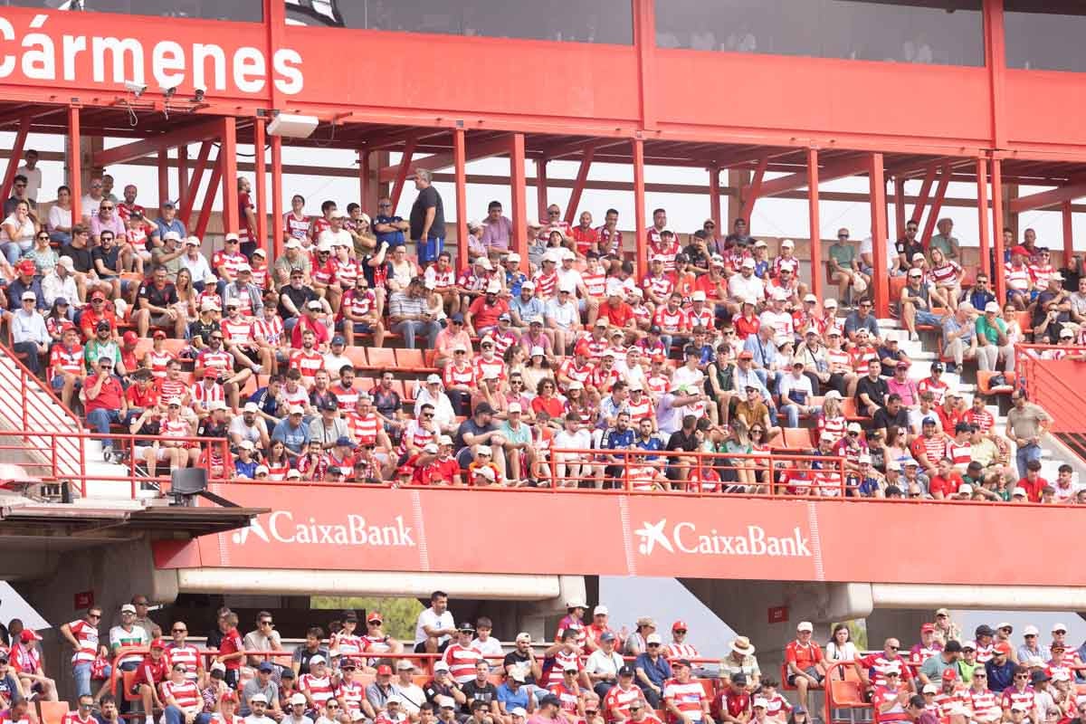 Encuéntrate en la grada de Los Cármenes en el Granada - Deportivo