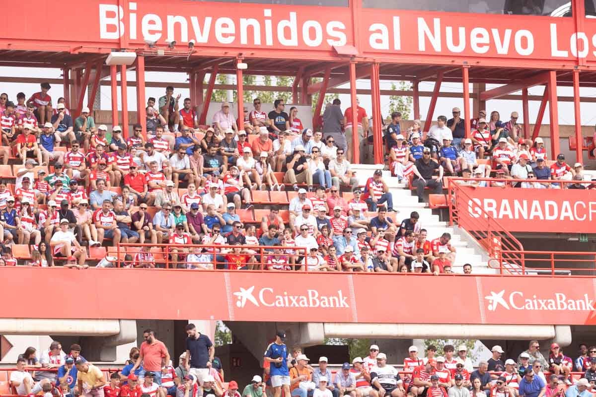 Encuéntrate en la grada de Los Cármenes en el Granada - Deportivo