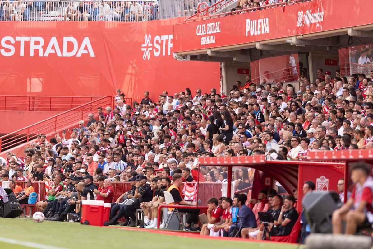 Encuéntrate en la grada de Los Cármenes en el Granada - Deportivo
