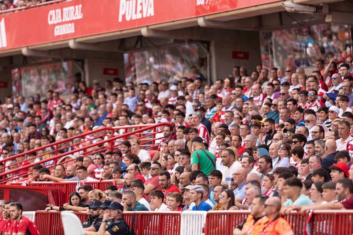 Encuéntrate en la grada de Los Cármenes en el Granada - Deportivo