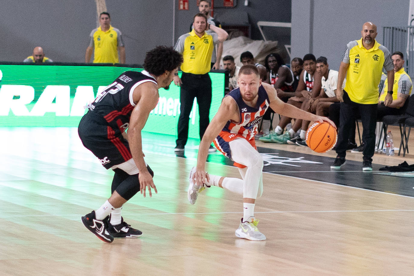 Jakovics (derecha) tendrá la ayuda en la dirección en pista de Brandon Taylor.