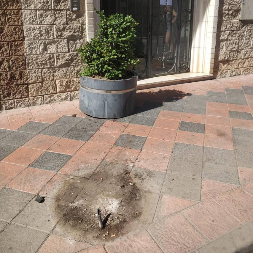 Imagen secundaria 1 - Suciedad en la calle y una jardinera arrancada tras el impacto de un vehículo. Imágenes proporcionadas por los vecinos.