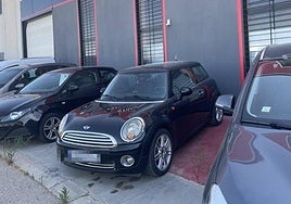 Vehículos expuestos en el concesionario.